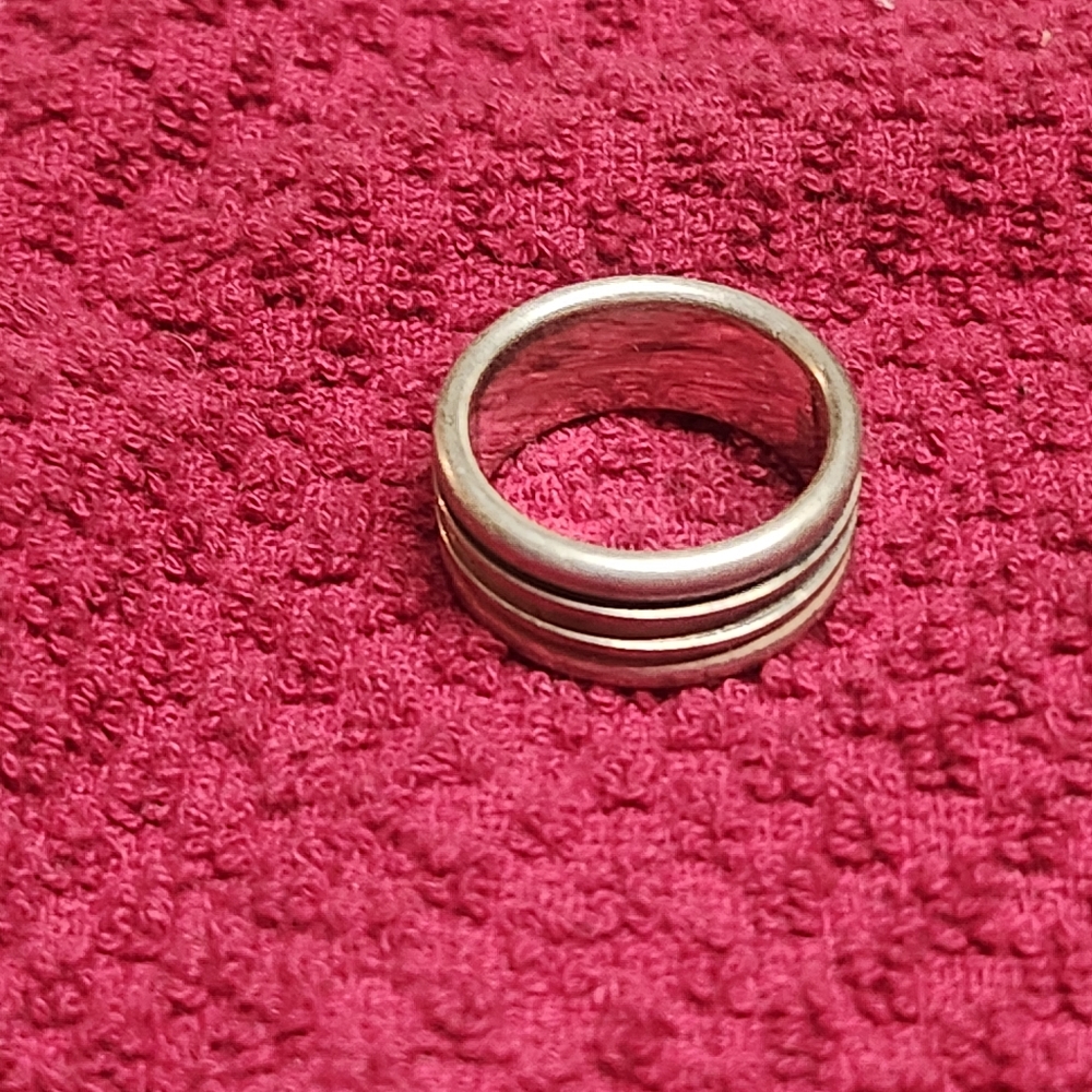 Retired James Avery silver band. Size 5